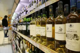 嗜酒者：酒瓶里失重的人生图片