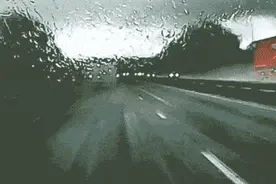 雨天开车看不清后视镜？试试这几招图片