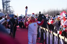 现场｜北京冬奥会火炬接力启动，80岁罗致焕，第一棒火炬手！
