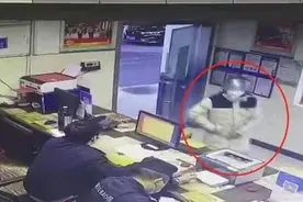 “头盔哥”跑进派出所丢下千元支持杭州抗疫，民警将钱转交红十字会图片