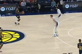 还是那个味儿！史蒂芬森大幅变向突破 传球后提前庆祝成功装X图片