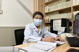 80岁老医生春节坐诊，门上“公布”手机号，24小时不关机图片