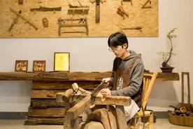 老木梳玩出新花样，95后非遗传承人在抖音电商展示青春国风图片