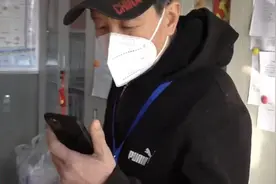 封控区独居老人家中电视突然没信号，维修师傅“隔空调试”图片