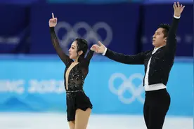 花样滑冰团体赛，韩聪/隋文静双人滑高居第一图片