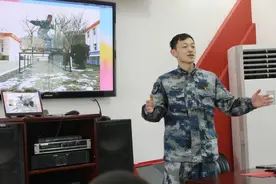 我来比划你来猜！空军官兵玩转冬奥会项目图片