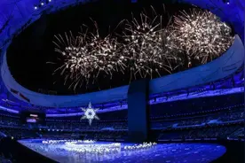 北京冬奥会｜“迎客松”照亮璀璨星河——北京冬奥会开幕式焰火表演侧记图片