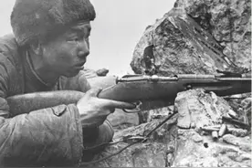 单枪毙敌214名，他是《狙击手》原型之一图片