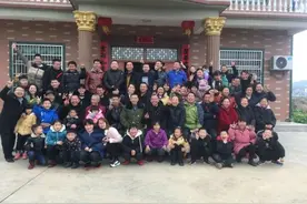 一家60多口人，这张“全家福”羡煞旁人图片