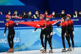 “不用看回放，我的眼睛就是尺”速滑名将王濛解说破圈图片