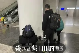 青菜粽子装了一麻袋！今日返程，杭州东站内背着大包小包的他们说：这都是满满的爱图片