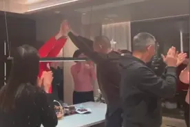 王霜父亲恭喜中国女足夺冠：担心女儿脚伤，盼她早点回家团聚视频封面