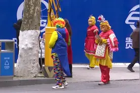 黔灵山公园门口“大圣”聚集，强行拉人合照，一次20！不给钱不让走图片