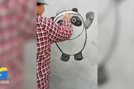 聊城这位“网红”大妈出手了，用烧火棍在墙上画的冰墩墩，同样“萌萌哒”视频封面