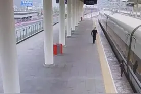事发贵州！高铁发车 小男孩紧挨车厢大声哭泣图片