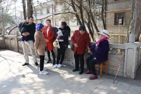 嵩明有张全家福：五代同堂，97岁，43人图片