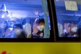中国女足凯旋回国抵达酒店受热烈欢迎，车内向球迷挥手致意视频封面