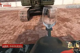 挖掘机技术哪家强？兵哥哥开挖掘机叠酒杯、写毛笔字……图片