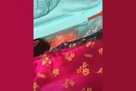 已故奶奶留下两箱手缝衣物，20年后被发现，重孙已错过适穿年龄图片