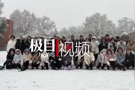 高三班主任化身摄影师，雪地里为学生照全家福图片