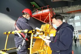 这个春节，他们选择坚守一线图片