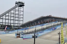 成都尖锋滑雪场揭秘：谷爱凌母亲陪训首日提建议，滑雪道连夜喷上蓝色定位条图片