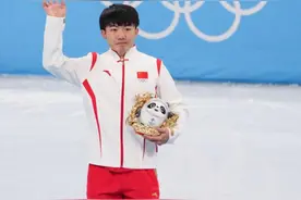 北京冬奥会｜“这孩子，心里有大局”——访冬奥短道亚军李文龙的父亲及教练图片