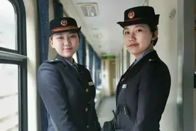 从车头走到车尾，列车员竟然长得一模一样图片