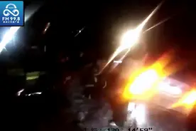 千钧一发之际，他拦停了火车图片