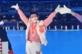 冬奥会上，志愿者架起一座中外青年的友谊桥梁图片