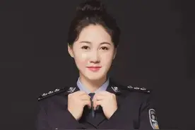前女足球员换装藏蓝警服，她们依然是铿锵玫瑰图片