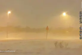 冰岛一名风暴追逐者站在户外体验飓风暴雪 被吹的站不稳图片
