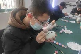 不再“一墩难求”，跟着嘉兴“守艺人”蛋上画“冰墩墩”图片