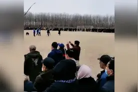 徐州沛县乡镇球迷自发组织友谊赛，引千余人围观视频封面