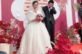 安徽一婚礼现场新郎从头哭到尾，新娘一旁笑场：真没打他图片