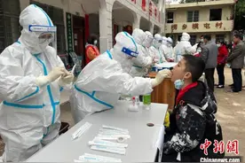 广西医务人员进入百色边远山区村屯开展核酸筛查图片