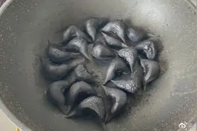 男子回乡过年忘关火7天炼化卤鸡爪图片