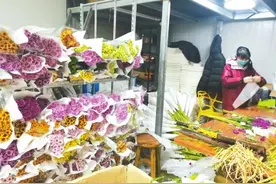 “卖花20多年，今年玫瑰最贵”郑州玫瑰花价暴涨 往年每扎批发价低至40元今年最高160元图片