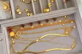 “每个月买一两颗小金豆，一年下来就能变成小富婆！”这届年轻人开始对黄金上头图片