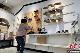 “80后”下肢残疾姑娘靠一双布鞋“走”出共富路图片