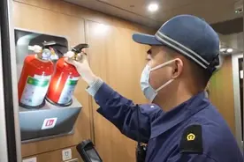 新春走基层｜“95后动车医生”日行2万步视频封面