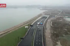 青山湖有了湖底隧道 杭州临安首条穿湖隧道全线贯通视频封面