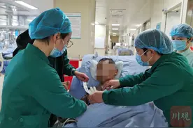 紧急！四川男子人工心脏瓣膜“停摆”医护人员用ECMO从“鬼门关”抢人图片
