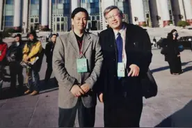资深凤凰人潘红星追忆曹景行：23年前一次仓促直播，诞生中国电视界第一位时事评论员图片