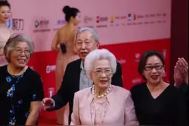 银幕内外，百岁老人秦怡如何对抗时间的销蚀？5个养生方法值得学习图片