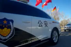 北京冬奥车队开道警车里，有群“醒目的隐形人”图片