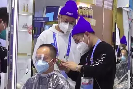 理发师“揭秘”冬奥村理发店：可以设计冬奥“特别款”发型和会徽美甲彩绘→图片