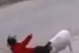 河南一萌娃抓羊玩被羊顶出数米，确认无碍后家人笑得直不起腰！视频封面