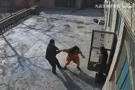 警方通报“女子被家人强行拖走”：父母不同意双方恋爱结婚，强行将其拖拽上车图片