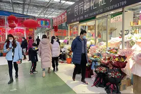 情人节将至，郑州花卉市场小玫瑰花束热卖，99只玫瑰花价格破千图片